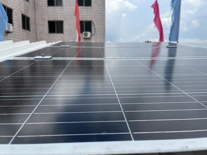 非晶硅材料制成的有光伏电池的屋面板,把光伏组件嵌入支撑结构,使太阳